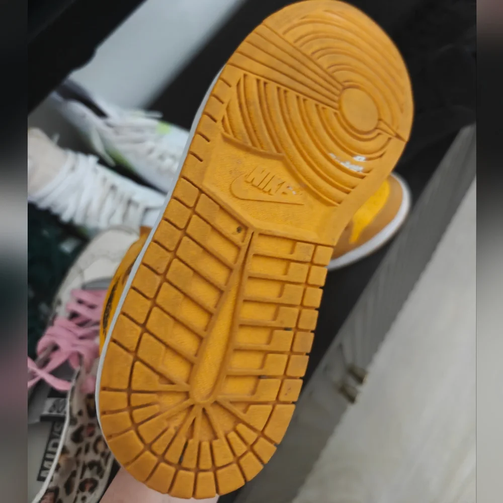 NIKE Air Jordan || Size 8 - Picture 2 of 2